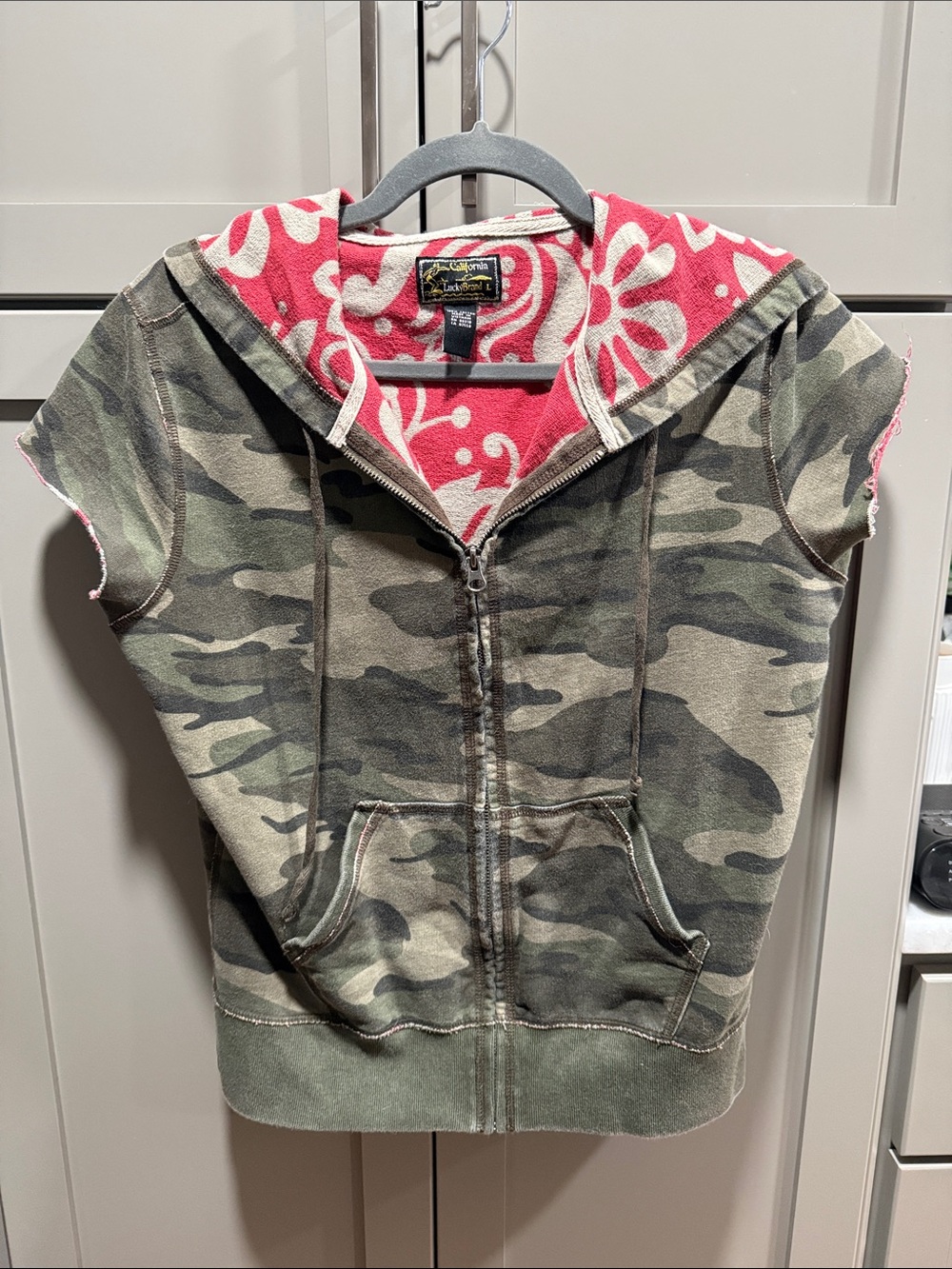 Vintage Y2K Lucky Brand Camo Zip-Up Hooded Vest with Pink Floral Lining